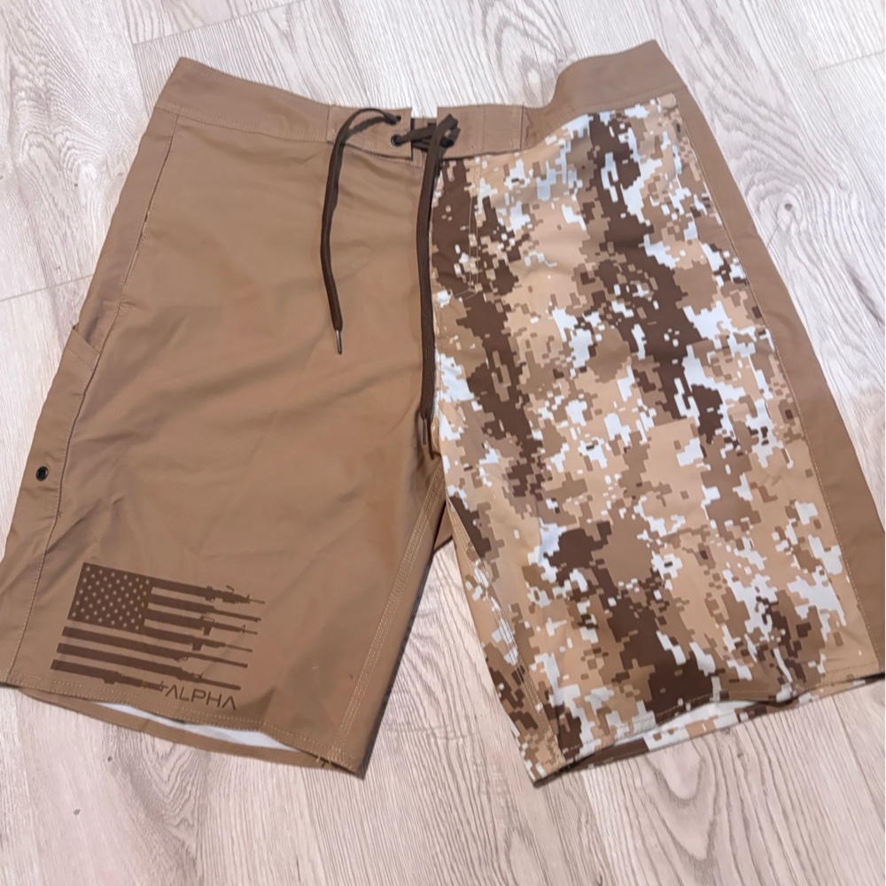 ALPHA DEFENSE CO. Men's size 38 Brown Camo Swim Shorts excellent pre-owned cond.
